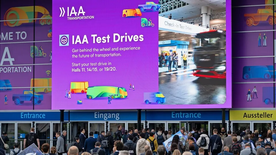 Die IAA Transportation 2026 bringt neue Nutzfahrzeuge, alternative Antriebe, digitale Flottenlösungen und autonome Konzepte nach Hannover.