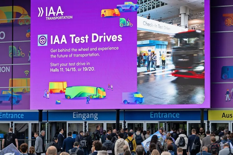 Die IAA Transportation 2026 bringt neue Nutzfahrzeuge, alternative Antriebe, digitale Flottenlösungen und autonome Konzepte nach Hannover.