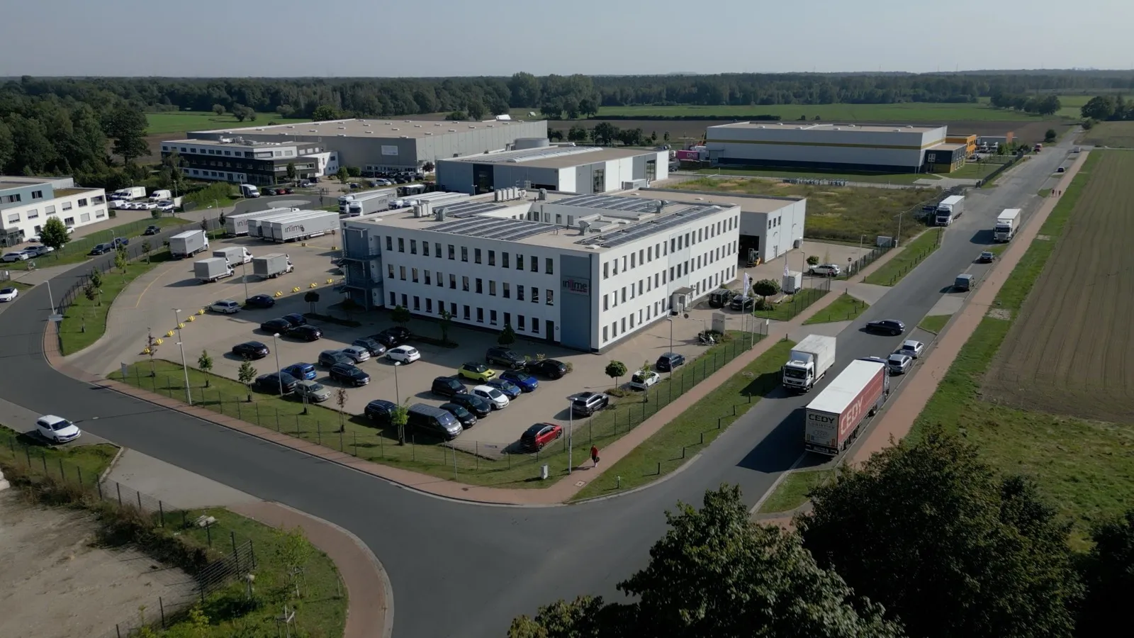 Eigeninitiative mit Photovoltaikanlagen und Batteriespeichern beim Firmensitz in Kirchhorst/Niedersachsen sichert die ersten Schritte, doch langfristig ist staatliche Unterstützung unverzichtbar.