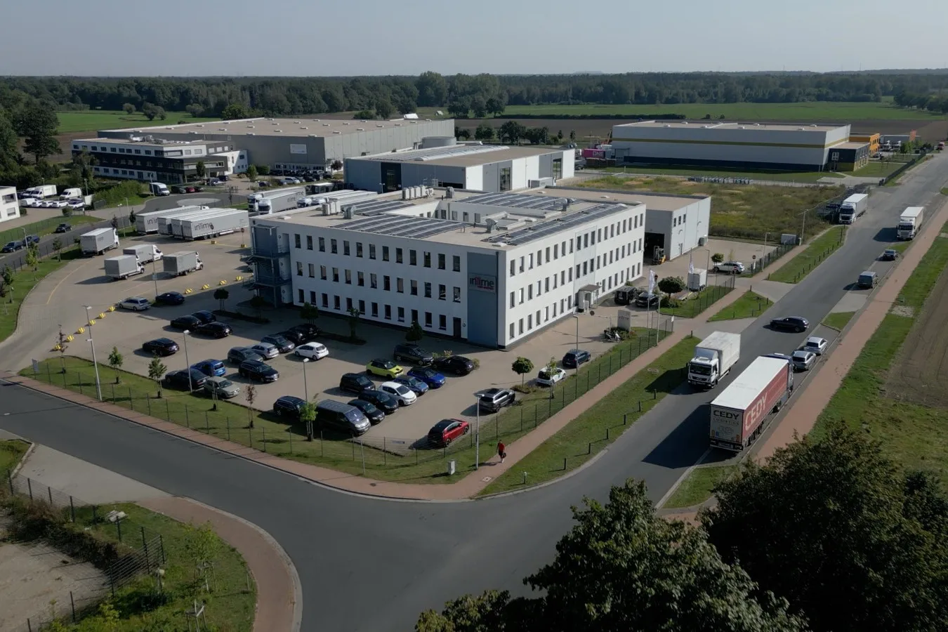 Eigeninitiative mit Photovoltaikanlagen und Batteriespeichern beim Firmensitz in Kirchhorst/Niedersachsen sichert die ersten Schritte, doch langfristig ist staatliche Unterstützung unverzichtbar.