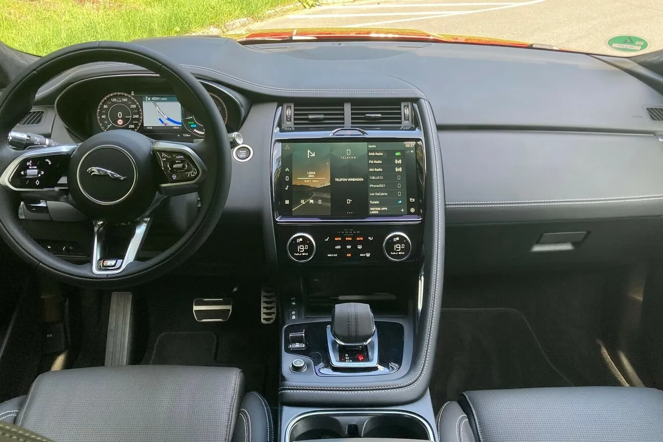 Innen gibt es mehr Neues. Dort hielt das Infotainmentsystem Pivi Einzug, inklusive nach außen gewölbtem 11,4-Zoll-Touchscreen.