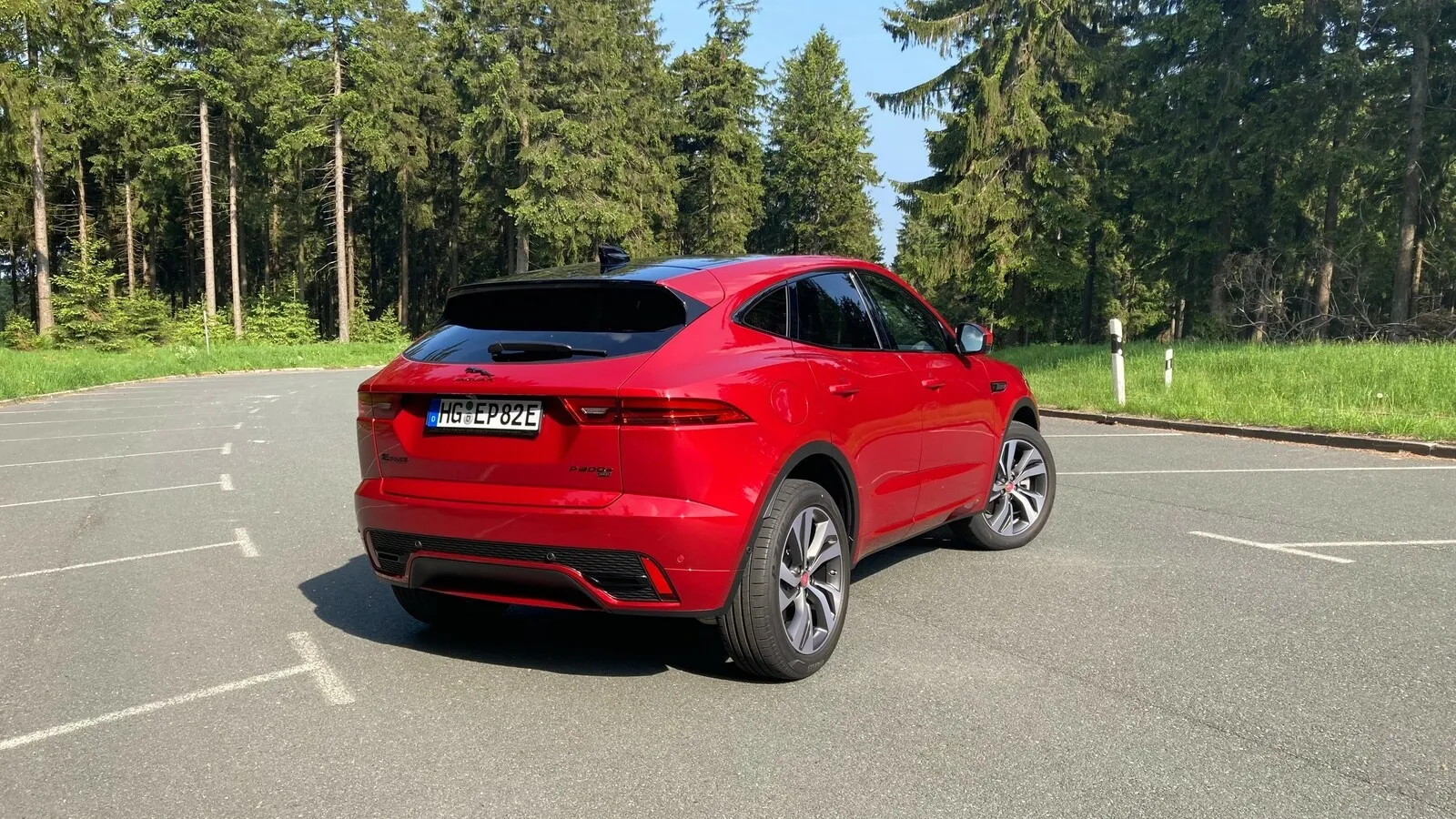 Erhalten bleiben dem E-Pace damit auch seine coupéhaften Linien.