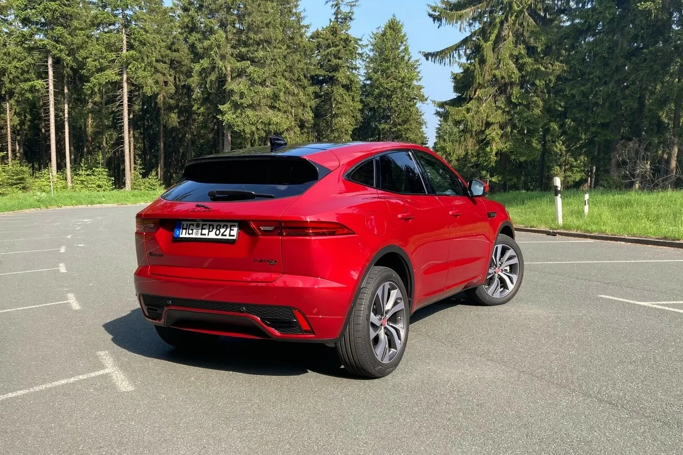 Erhalten bleiben dem E-Pace damit auch seine coupéhaften Linien.