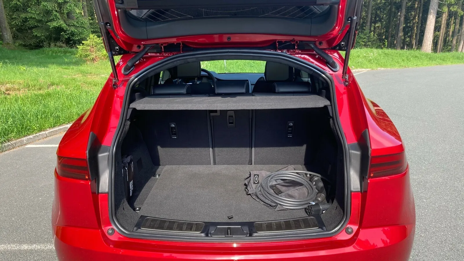 Mit 4,40 Meter Außenlänge zählt der E-Pace zu den kompakten SUVs. Trotzdem passen im Normalzustand 494 Liter Gepäck in den Engländer.