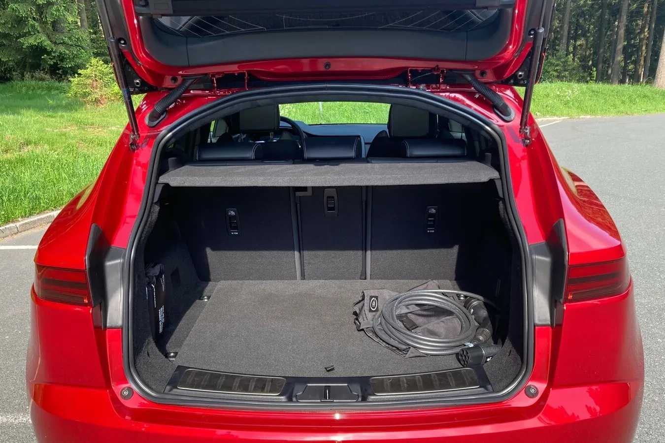 Mit 4,40 Meter Außenlänge zählt der E-Pace zu den kompakten SUVs. Trotzdem passen im Normalzustand 494 Liter Gepäck in den Engländer.