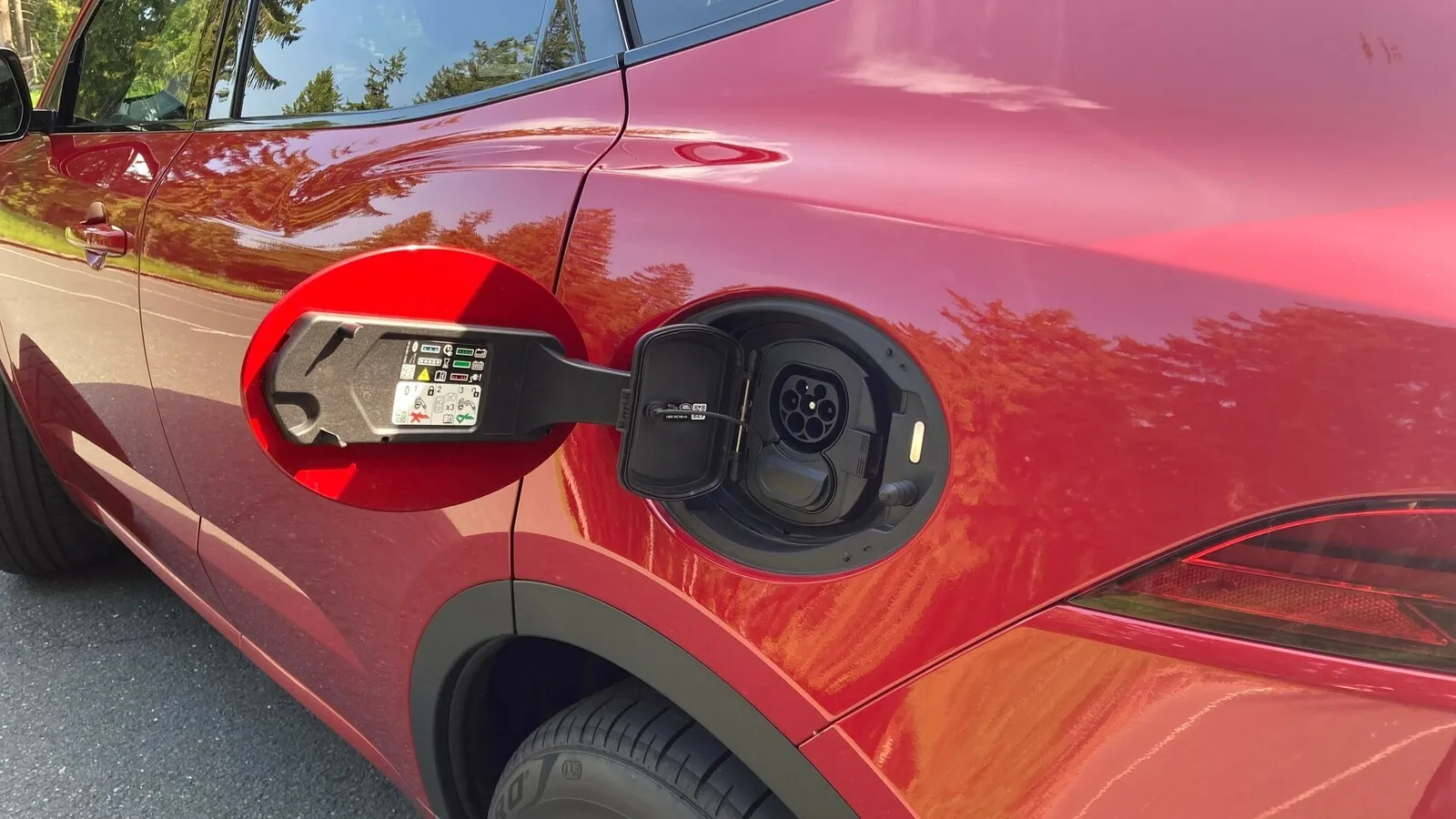 Geladen wird auf der linken Fahrzeugseite, als einer der bislang wenigen Plug-in-Hybride beherrscht der Jaguar das Schnellladen.