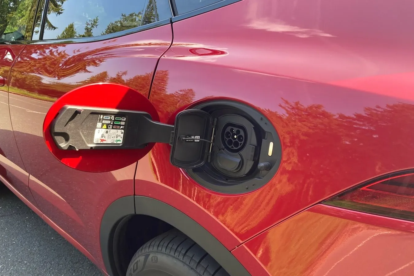 Geladen wird auf der linken Fahrzeugseite, als einer der bislang wenigen Plug-in-Hybride beherrscht der Jaguar das Schnellladen.