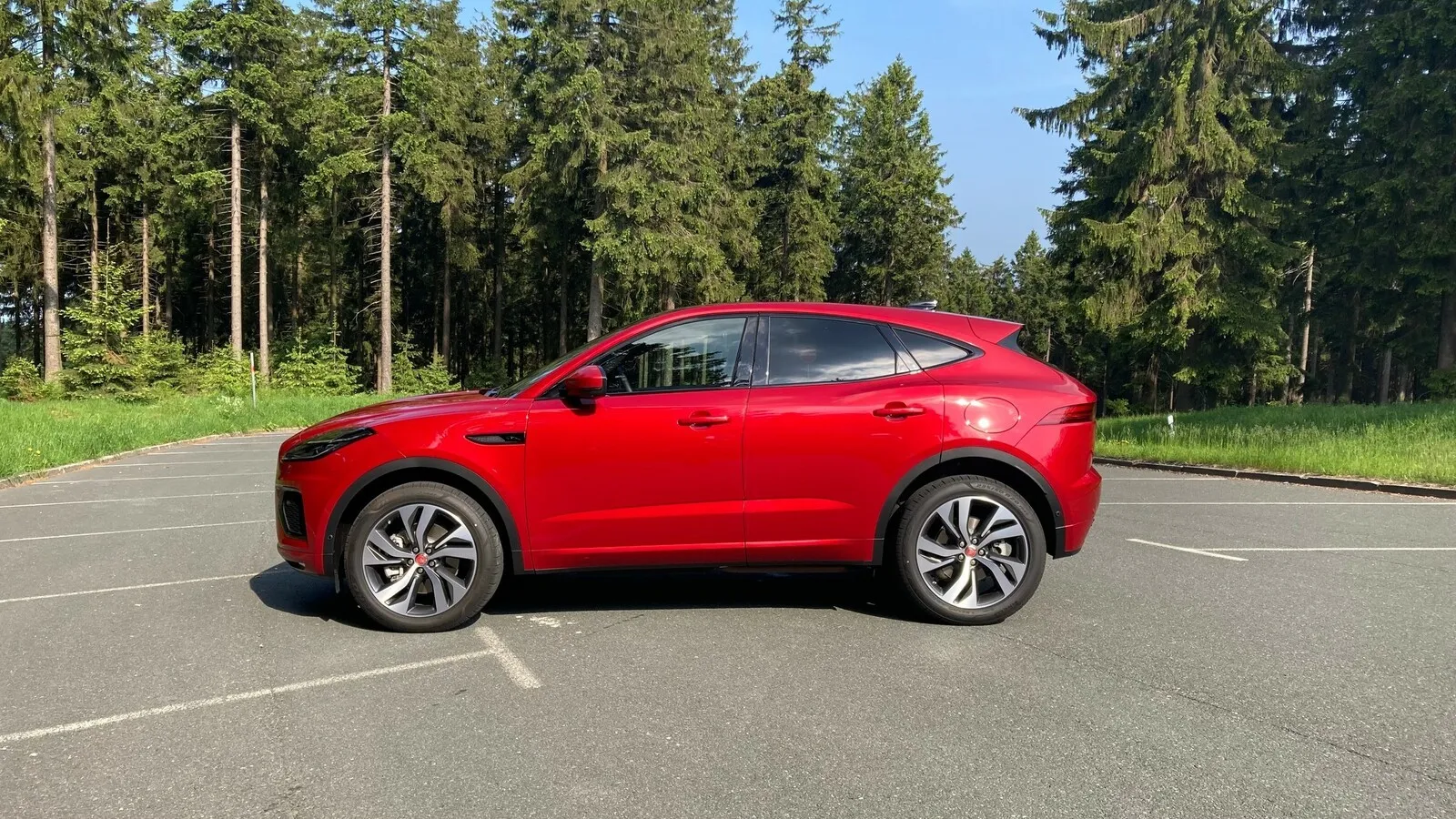 Besonders deutlich wird die Coupé-Anmutung in der Seitenansicht des Jaguar E-Pace.