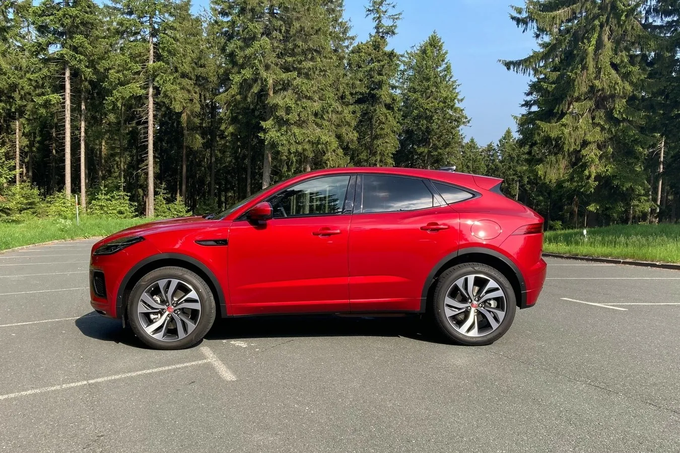 Besonders deutlich wird die Coupé-Anmutung in der Seitenansicht des Jaguar E-Pace.