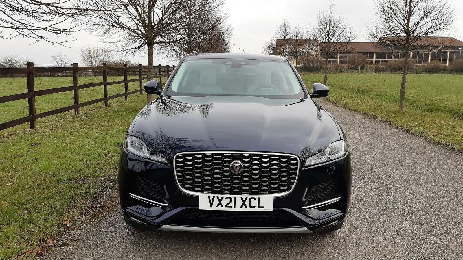 Geschärftes Karosseriedesign für den F-Pace mit breiterem Grill, tiefer heruntergezogener Motorhaube und schlankeren LED-Leuchten.