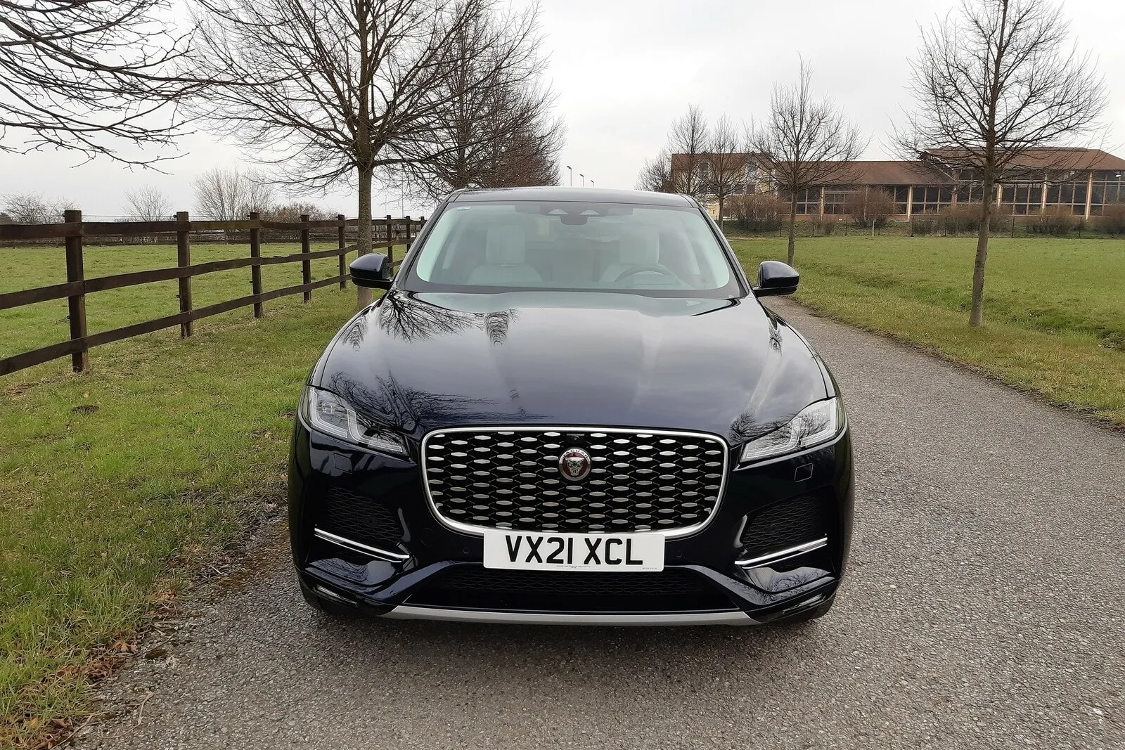 Geschärftes Karosseriedesign für den F-Pace mit breiterem Grill, tiefer heruntergezogener Motorhaube und schlankeren LED-Leuchten.