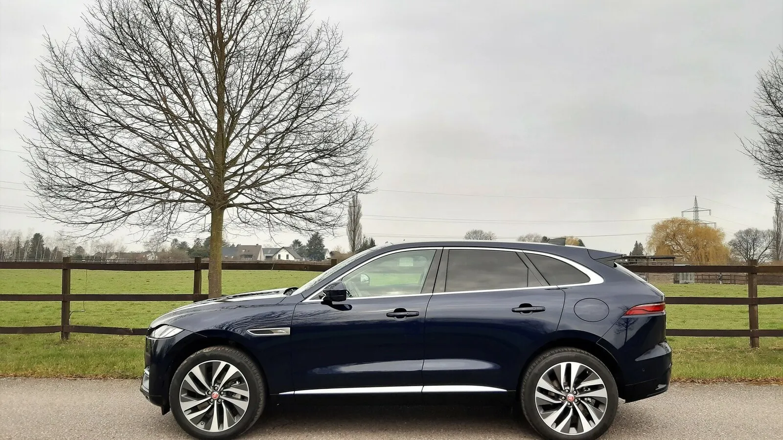 Der Jaguar F-Pace ist 4,75 Meter lang, der Radstand beträgt 2,87 Meter.