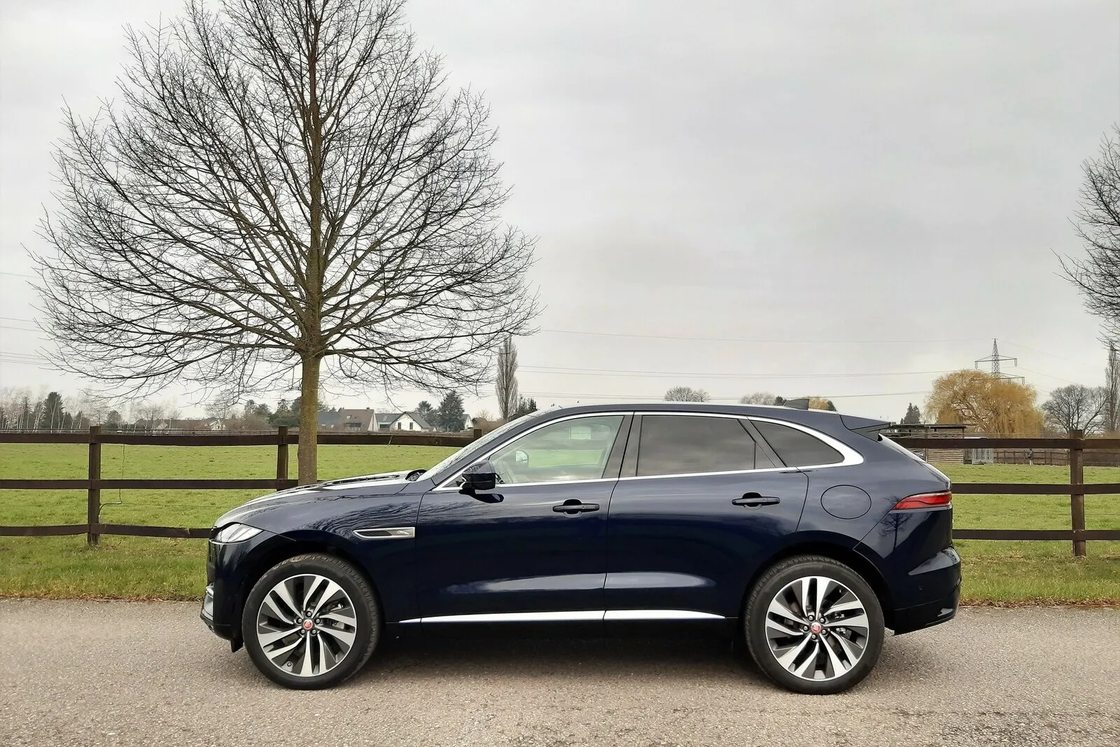 Der Jaguar F-Pace ist 4,75 Meter lang, der Radstand beträgt 2,87 Meter.