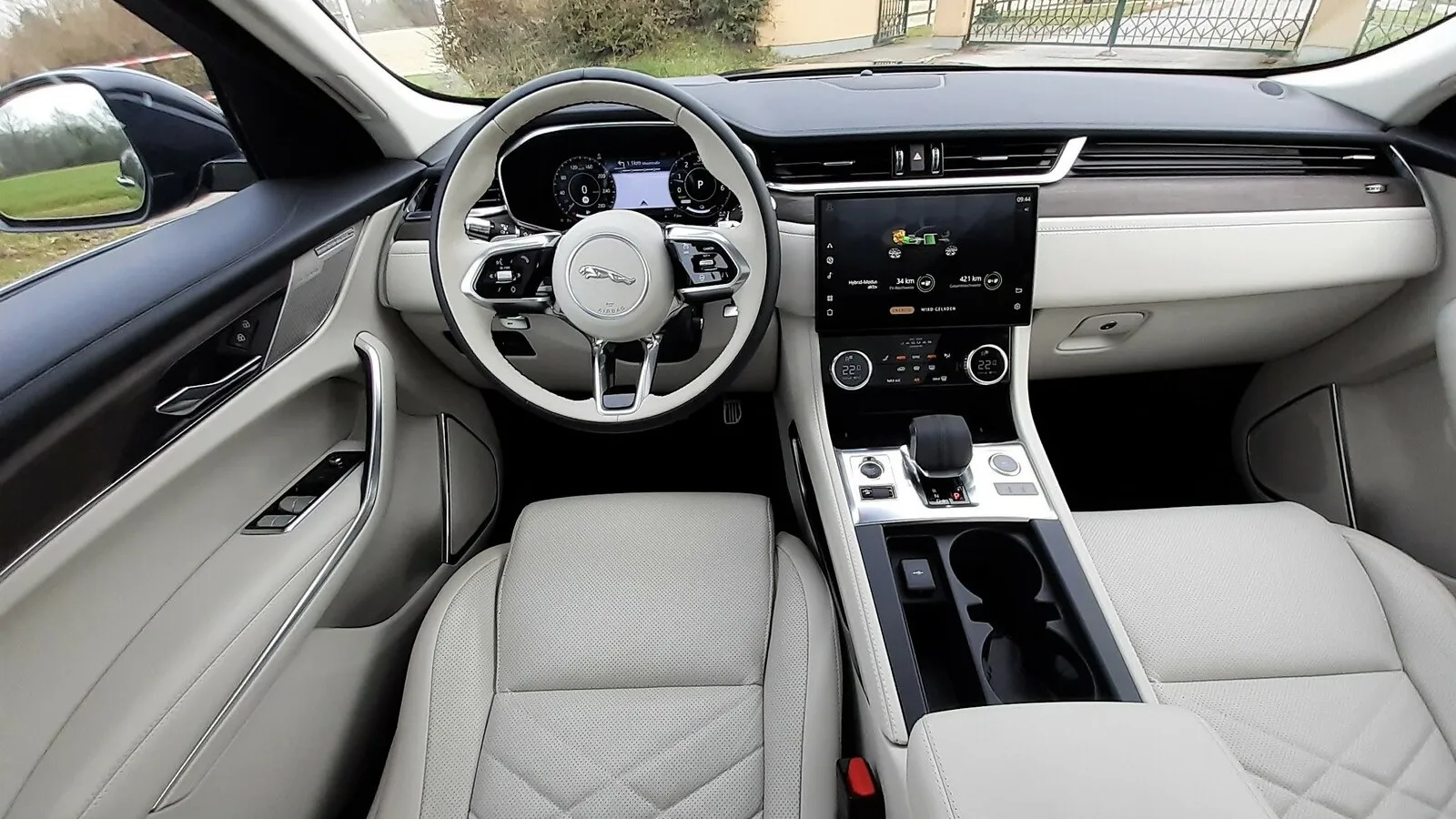 Das Interieur des Jaguar F-Pace ist deutlich hochwertiger geworden.