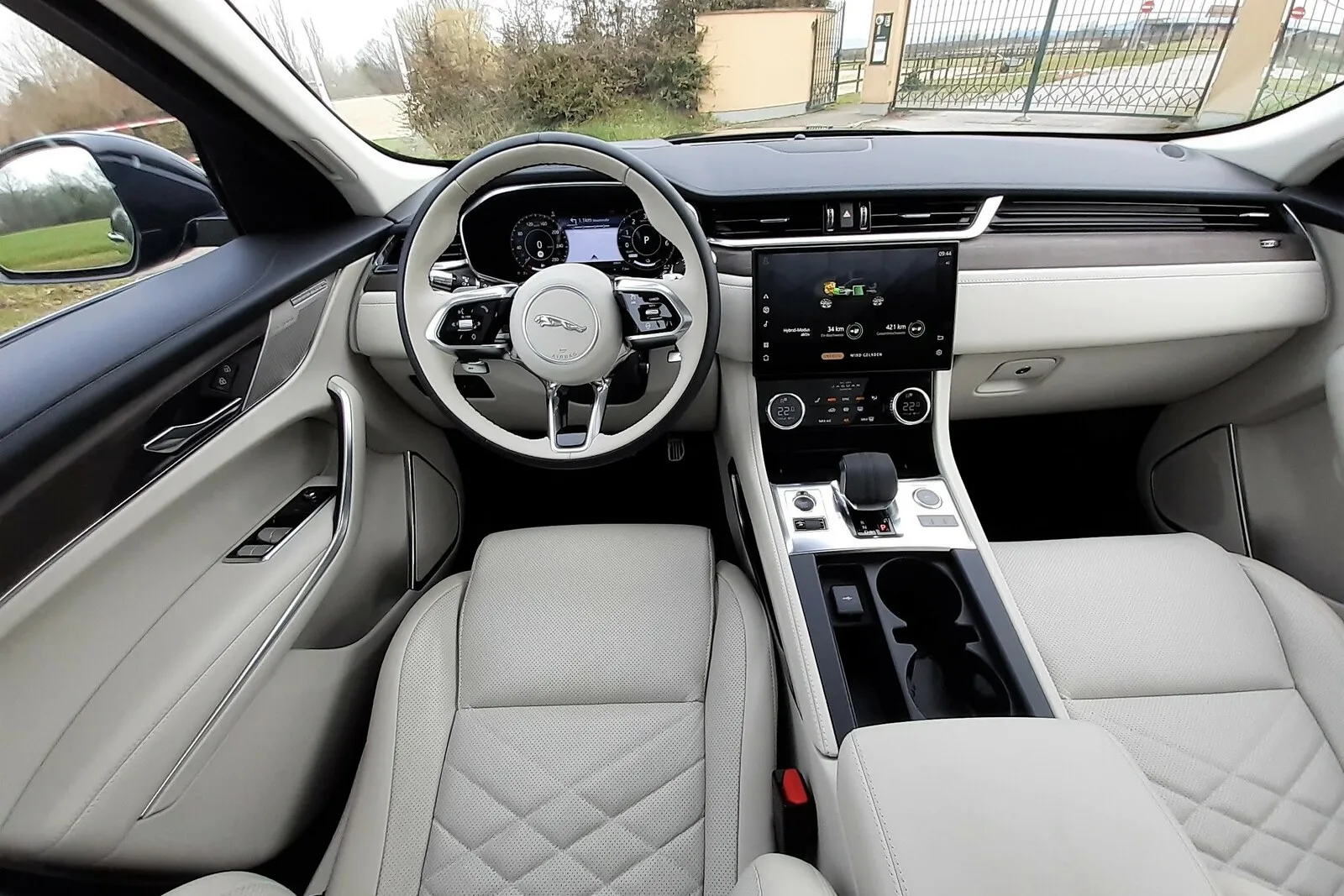 Das Interieur des Jaguar F-Pace ist deutlich hochwertiger geworden.