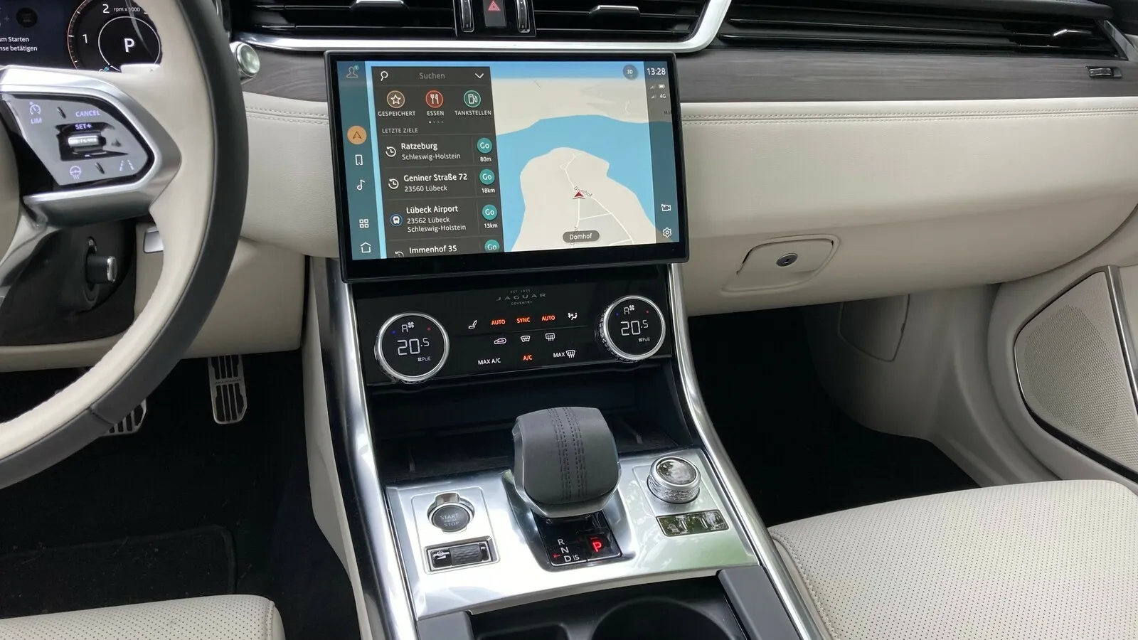 Ein 11,4-Zoll-Touchscreen ist immer Serie, mit dem Facelift hielt ein Automatik-Joystick Einzug in den XF, das Drehrad verschwand.