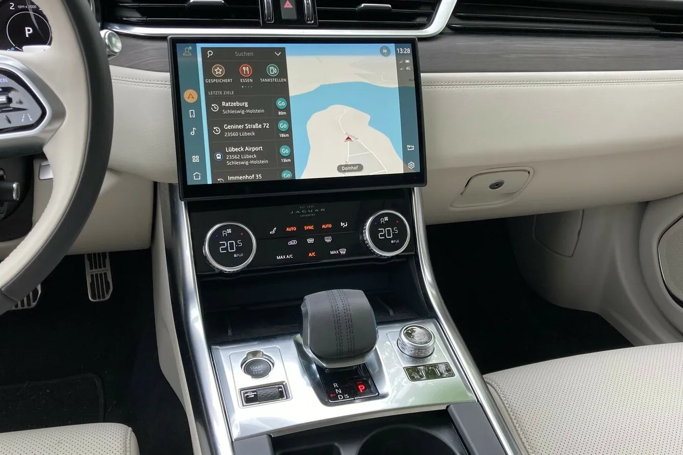 Ein 11,4-Zoll-Touchscreen ist immer Serie, mit dem Facelift hielt ein Automatik-Joystick Einzug in den XF, das Drehrad verschwand.