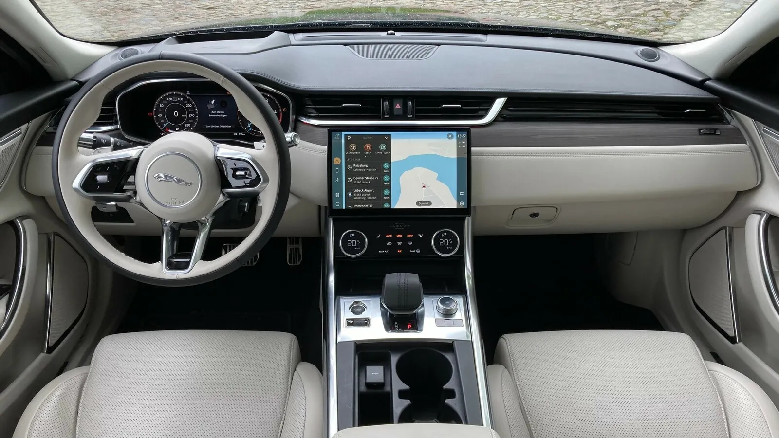Komplett neu ist der Innenraum des Jaguar XF.