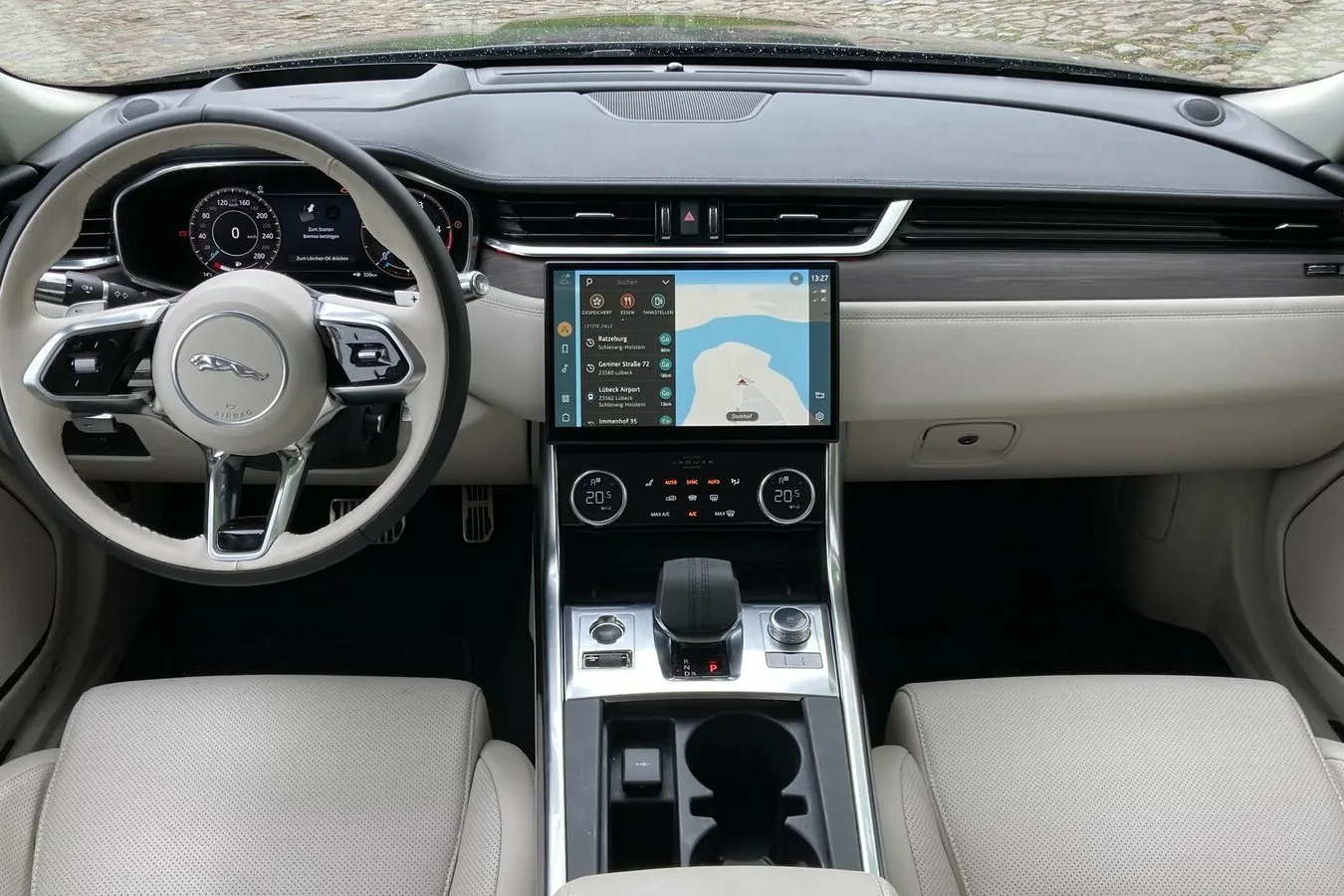 Komplett neu ist der Innenraum des Jaguar XF.
