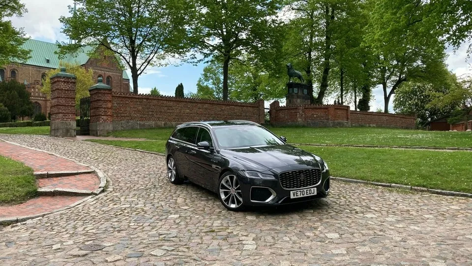Signifikante Design-Änderungen am Exterieur blieben dem sportlich-eleganten Jaguar XF auch mit dem Facelift erspart.
