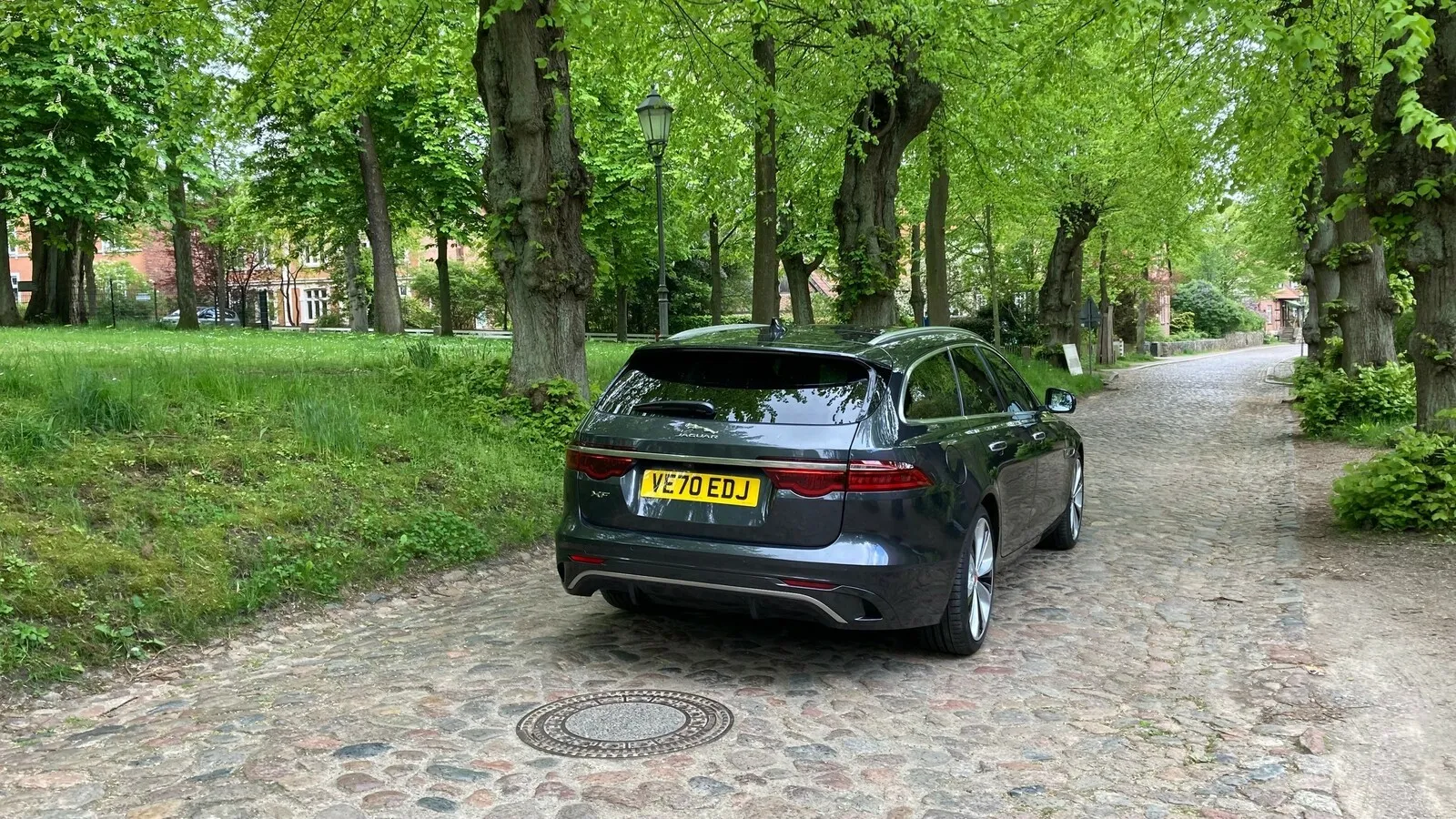 Die breiten Leuchten unterstreichen den dynamischen Anspruch des Jaguar XF auch am Heck.