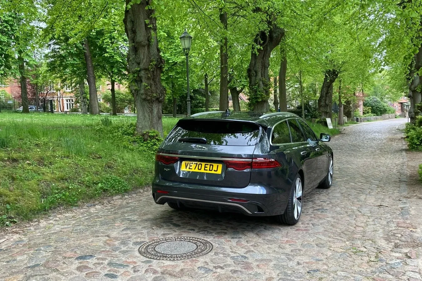 Die breiten Leuchten unterstreichen den dynamischen Anspruch des Jaguar XF auch am Heck.