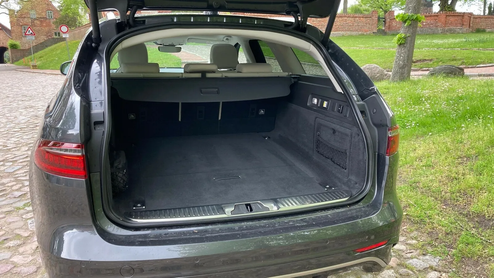 563 Liter fasst das Heckabteil des XF Sportbrake im Normalzustand, maximal sind es lediglich 1.342 Liter – der Preis für die schicke Linie.