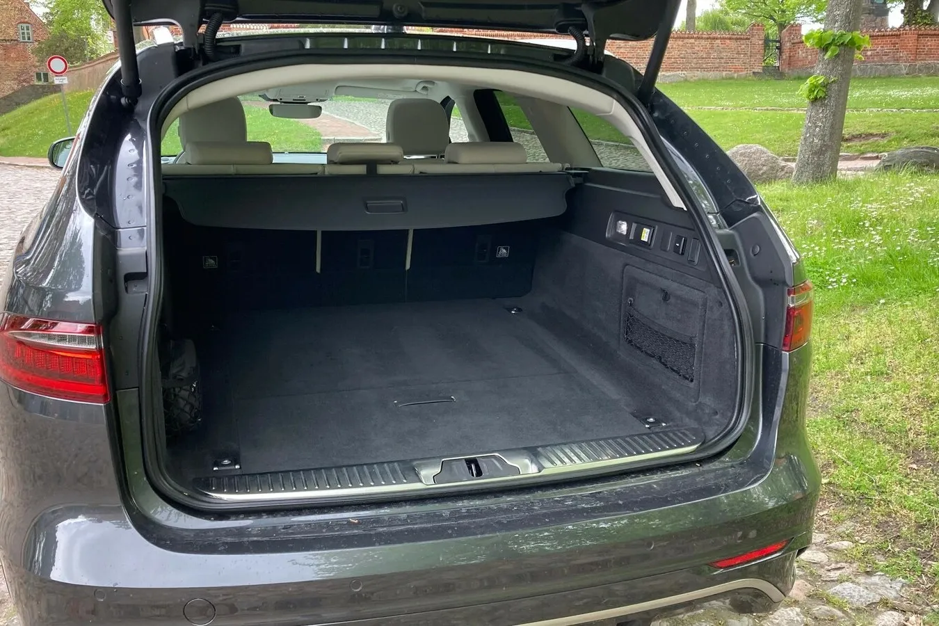 563 Liter fasst das Heckabteil des XF Sportbrake im Normalzustand, maximal sind es lediglich 1.342 Liter – der Preis für die schicke Linie.