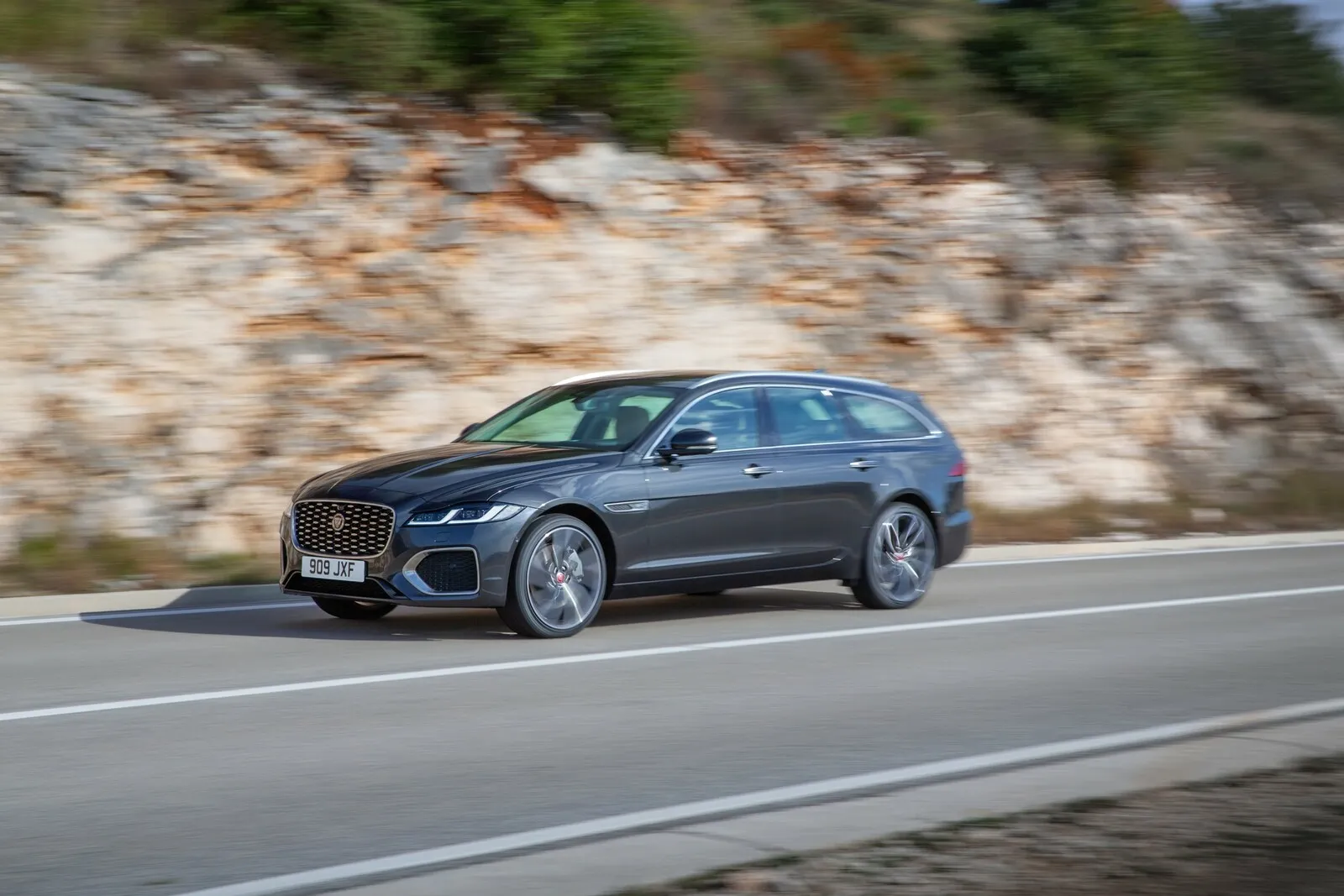 Mit Folgekosten von knapp 750 Euro belegen die Sportbrake-Versionen des Jaguar XF P250 und des XF D200 zusammen den ersten Platz unserer Wartungskosten-Hitliste.