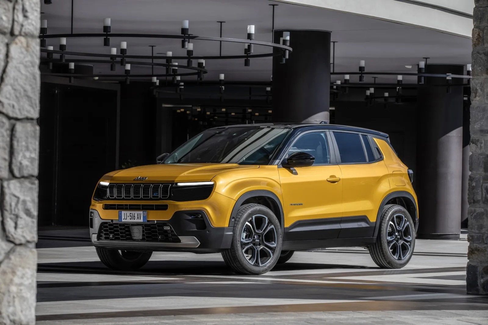 Jeep Avenger: Platz zwei kann Jeeps kleines Elektro-SUV Avenger mit Wartungskosten von rund 900 Euro für sich in Anspruch nehmen.