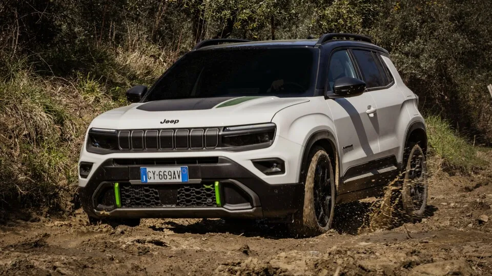 Besonders spannend wird der Avenger 4xe für Fuhrparks, die eine robuste, aber zugleich flexible Lösung suchen. Hinzu kommt der steuerliche Vorteil, dass Hybride oft in eine günstigere Bemessung fallen und die Gesamtbetriebskosten im Vergleich zu reinen Benzinern zumeist niedriger ausfallen.