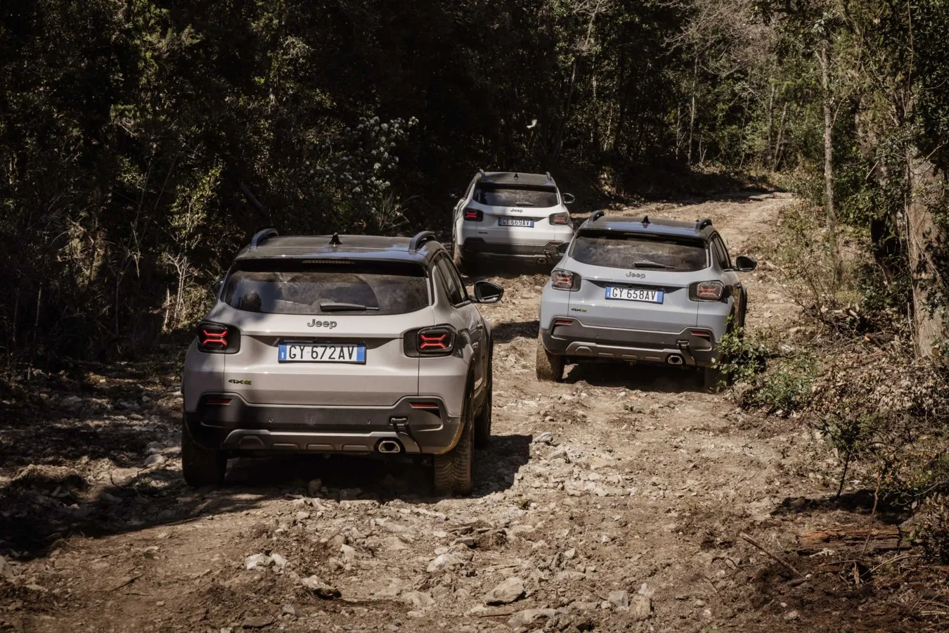 Die Frage, ob der Jeep Avenger 4xe auch als Dienstwagen geeignet ist, beantwortet er durch sein Gesamtpaket: moderate Anschaffungs- und Unterhaltskosten, kombinierte Antriebslogik, gute Sicherheits- und Komfortausstattung sowie robuste Geländefähigkeit in einem SUV-Format, das sich dennoch in jeder Großstadt zu Hause fühlt.