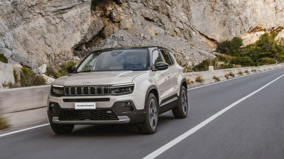 Die dritte Variante des Jeep Avenger wird von einem 29 PS starken E-Motor unterstützt.