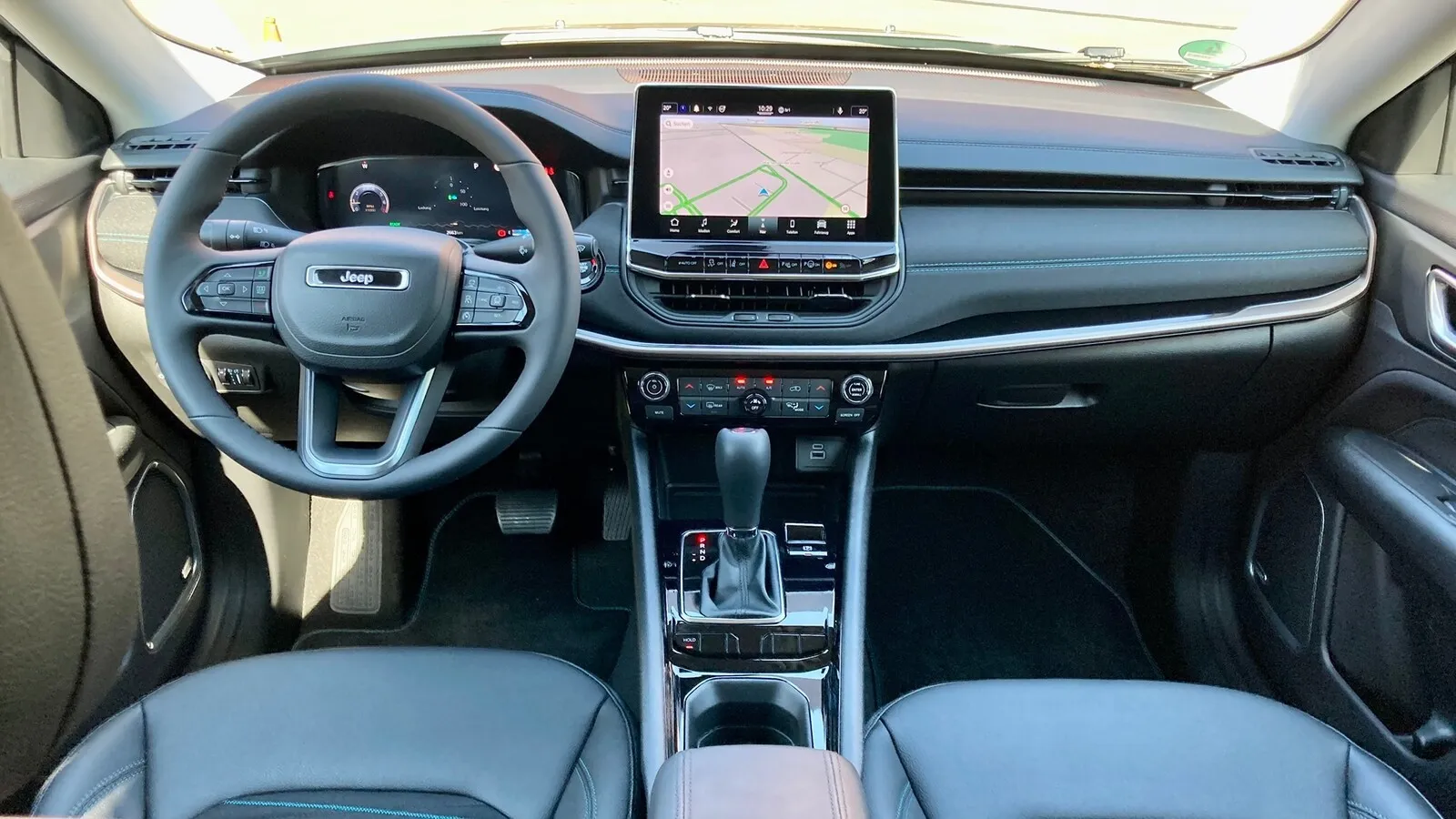 10,25-Zoll-Digitalinstrumente und ein 10,1-Zoll-Touchscreen sind im Compass immer an Bord.