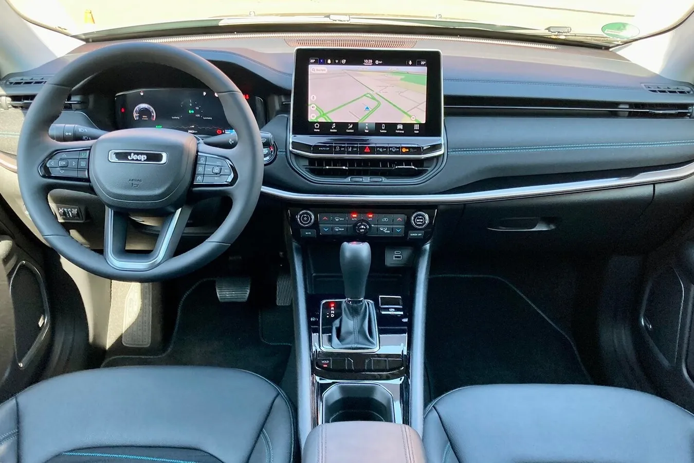10,25-Zoll-Digitalinstrumente und ein 10,1-Zoll-Touchscreen sind im Compass immer an Bord.