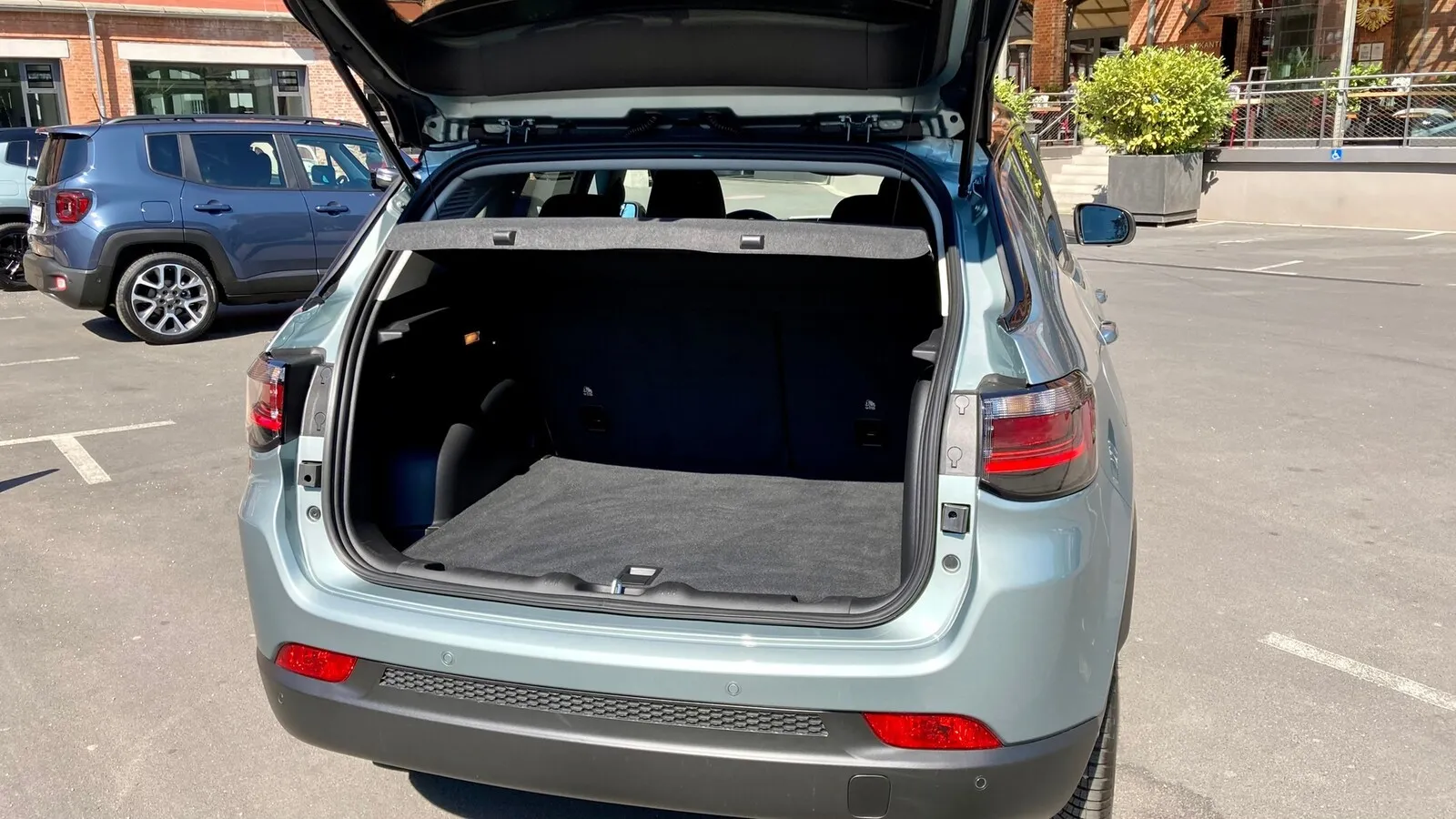 Nicht zu klein, aber auch nicht riesig: Der Kofferraum des Jeep Compass fasst 438 bis 1.387 Liter Gepäck.
