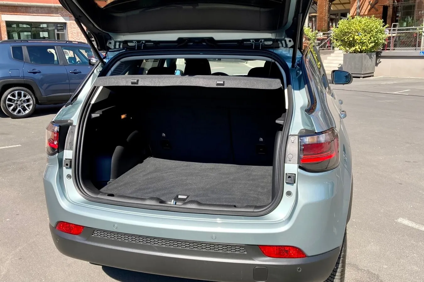 Nicht zu klein, aber auch nicht riesig: Der Kofferraum des Jeep Compass fasst 438 bis 1.387 Liter Gepäck.