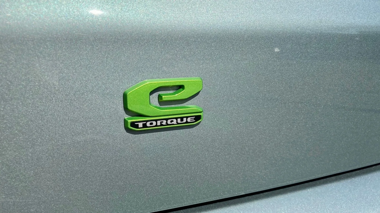 E-Torque-Logo als Hinweis auf die Elektrifizierung des Antriebsstrangs im Kompakt-SUV von Jeep.