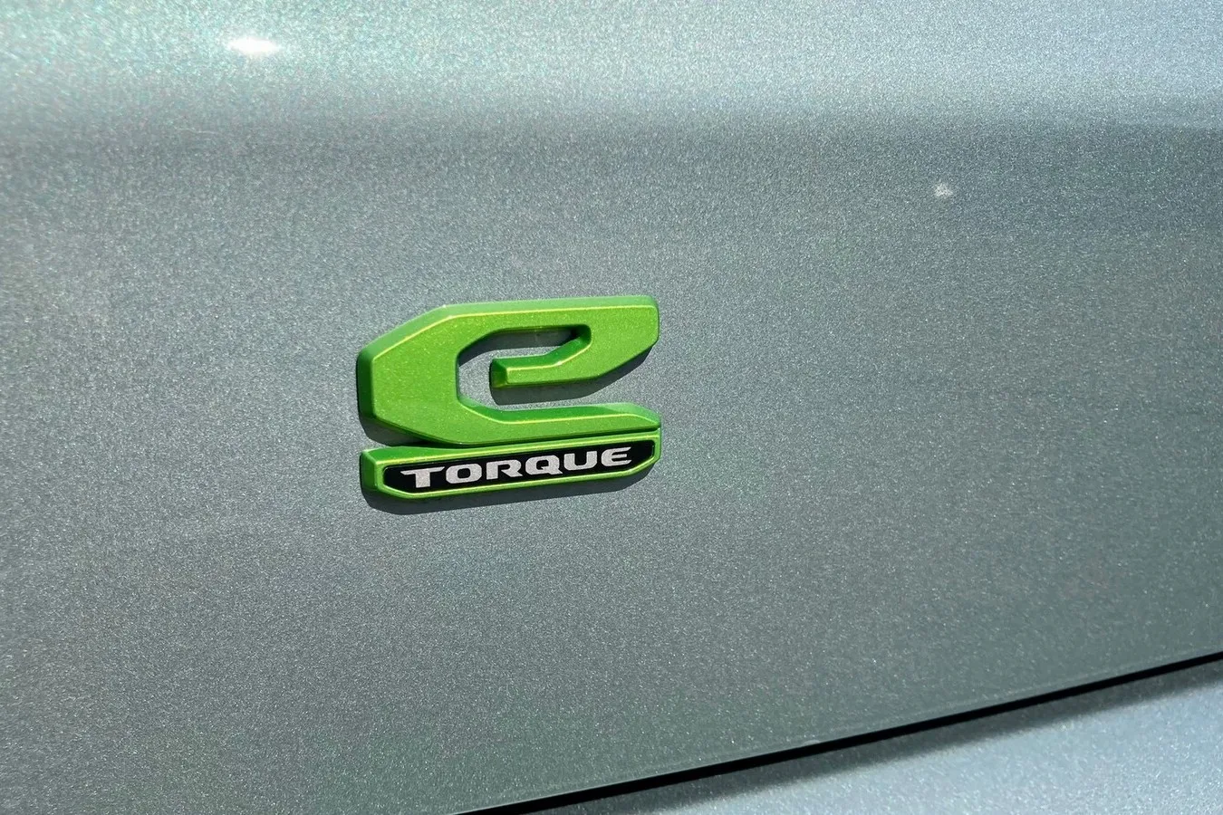 E-Torque-Logo als Hinweis auf die Elektrifizierung des Antriebsstrangs im Kompakt-SUV von Jeep.