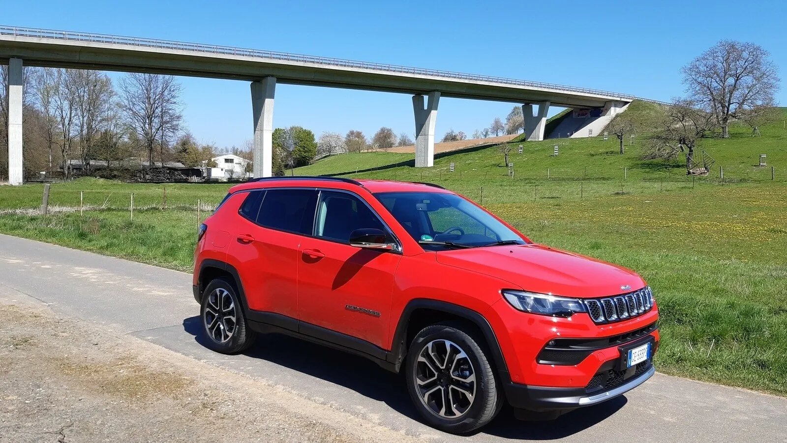 Das 4,40 Meter lange Kompakt-SUV kommt mit rustikaler Optik.