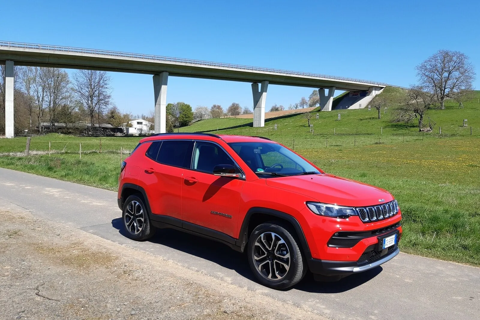 Das 4,40 Meter lange Kompakt-SUV kommt mit rustikaler Optik.