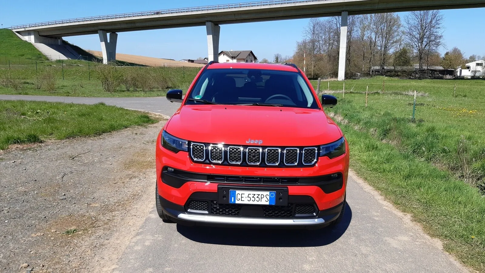Jeep-typische sieben Kühllufteinlässe am Compass-Grill.