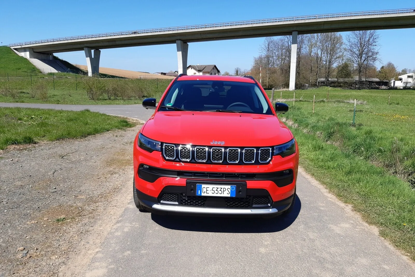 Jeep-typische sieben Kühllufteinlässe am Compass-Grill.