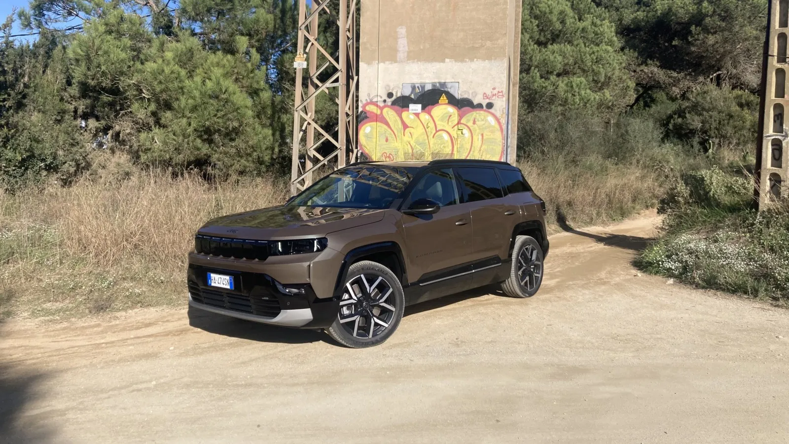 Für die dritte Compass-Generation stehen gleich mehrere Antriebsarten zur Wahl: Zum Start gibt’s eine vollelektrische Version und einen e-Hybrid. Noch im Dezember sollen ein Stromer Long Range sowie der Plug-in-Hybrid folgen. Auf das Topmodell als vollelektrische Variante 4xe mit Allradantrieb müssen Kunden allerdings noch bis 2026 warten.