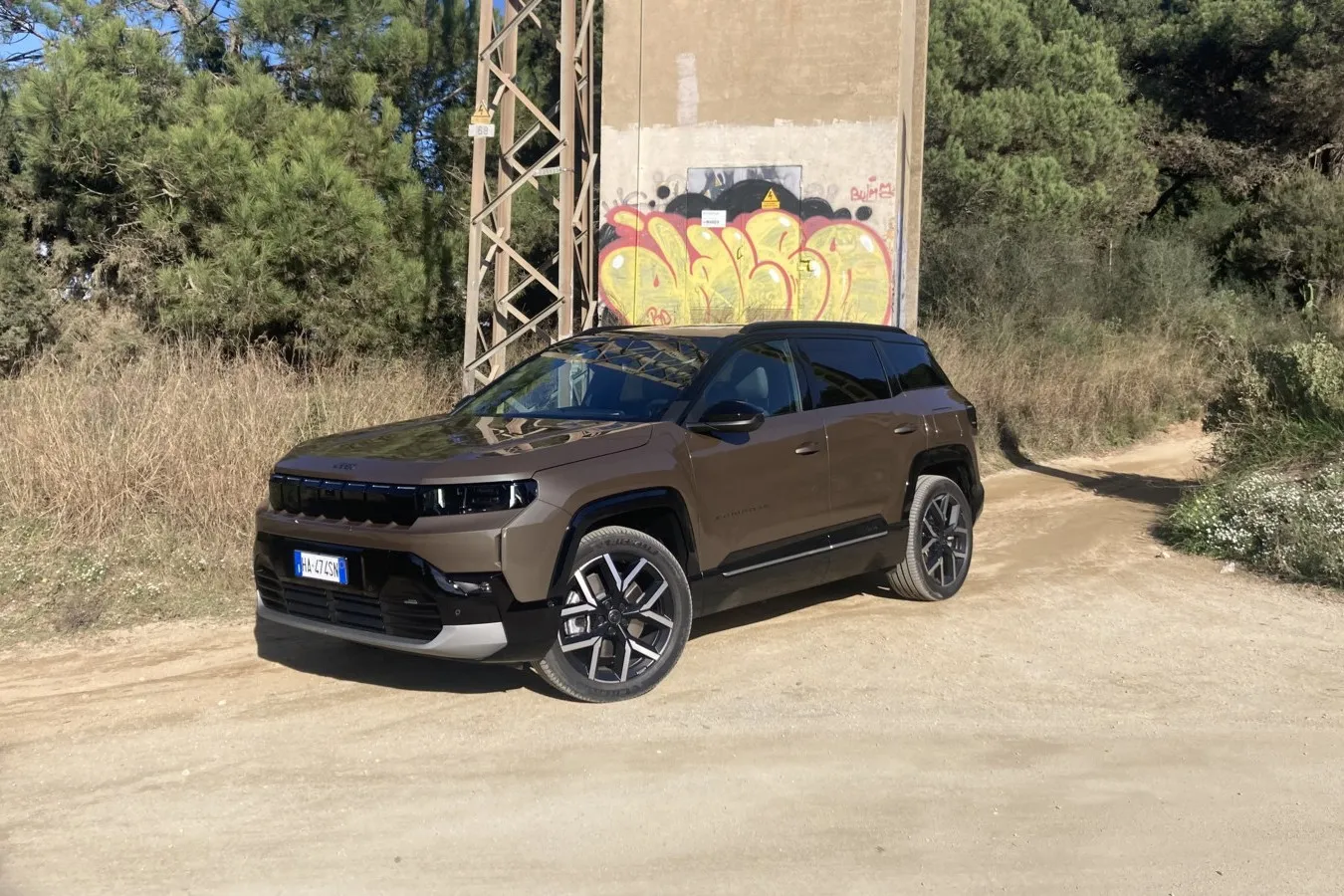 Für die dritte Compass-Generation stehen gleich mehrere Antriebsarten zur Wahl: Zum Start gibt’s eine vollelektrische Version und einen e-Hybrid. Noch im Dezember sollen ein Stromer Long Range sowie der Plug-in-Hybrid folgen. Auf das Topmodell als vollelektrische Variante 4xe mit Allradantrieb müssen Kunden allerdings noch bis 2026 warten.