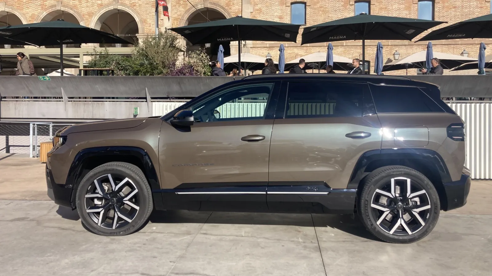 Der neue Compass ist serienmäßig mit dem markentypischen Selec-Terrain-System ausgestattet, das verschiedene Fahrmodi für unterschiedliche Geländearten bietet. Dies macht den Jeep auch abseits der Straße vielseitig einsetzbar.