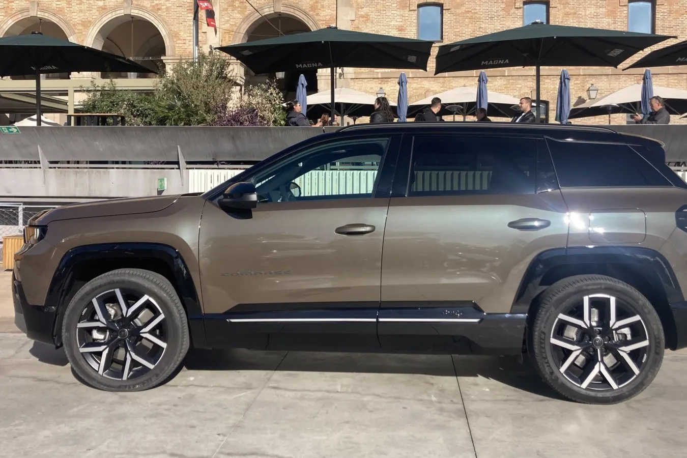 Der neue Compass ist serienmäßig mit dem markentypischen Selec-Terrain-System ausgestattet, das verschiedene Fahrmodi für unterschiedliche Geländearten bietet. Dies macht den Jeep auch abseits der Straße vielseitig einsetzbar.