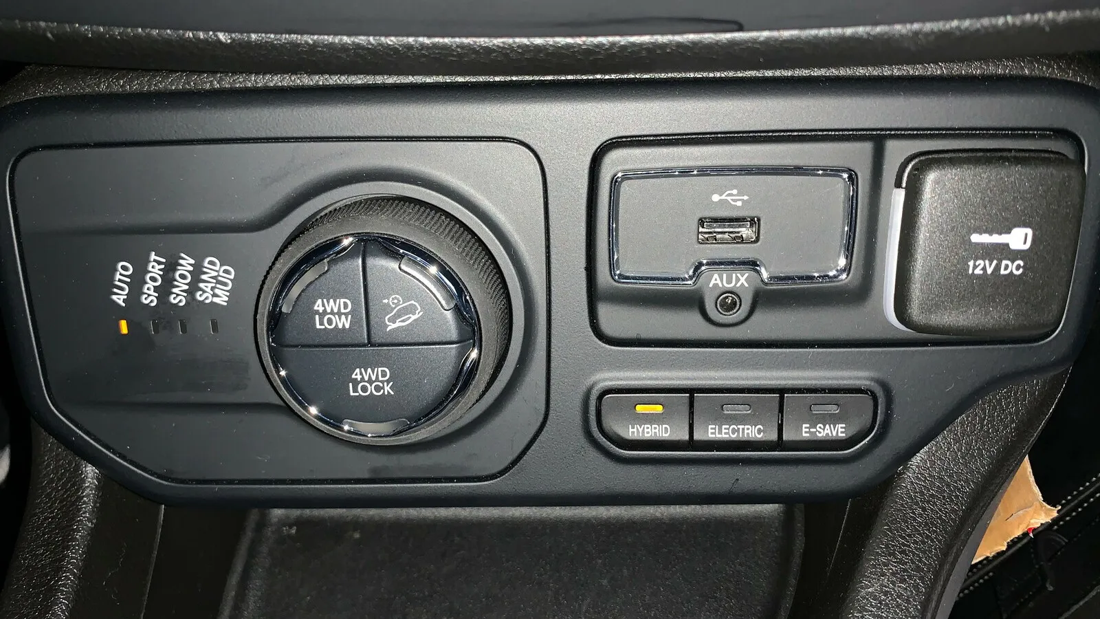 Praktisch ist die Stromsparfunktion (E-Save) für den Akku. In diesem Fall betätigt man einen gut zugänglichen Schalter, der das Fahren ausschließlich mit dem Benzinmotor ermöglicht.