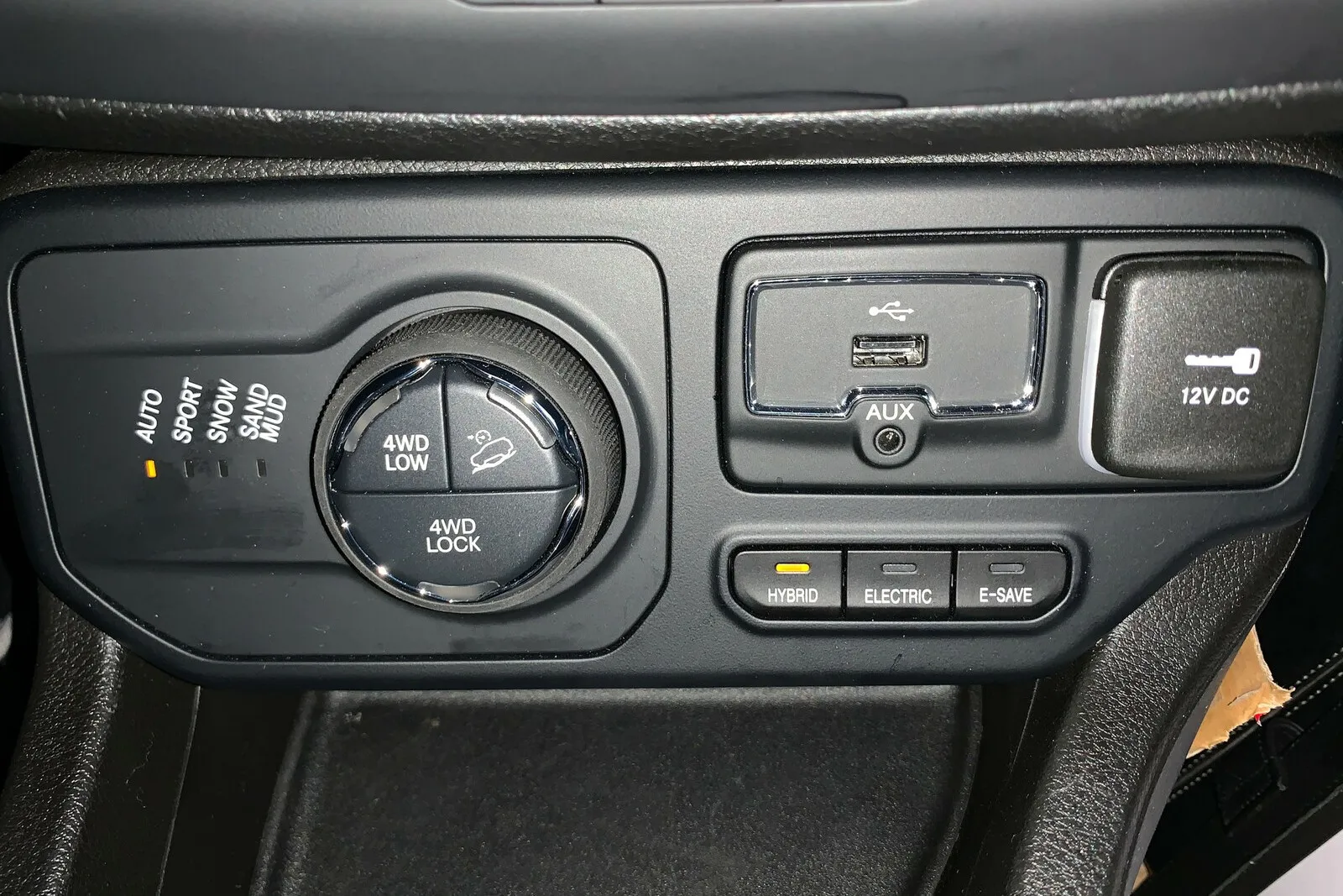Praktisch ist die Stromsparfunktion (E-Save) für den Akku. In diesem Fall betätigt man einen gut zugänglichen Schalter, der das Fahren ausschließlich mit dem Benzinmotor ermöglicht.