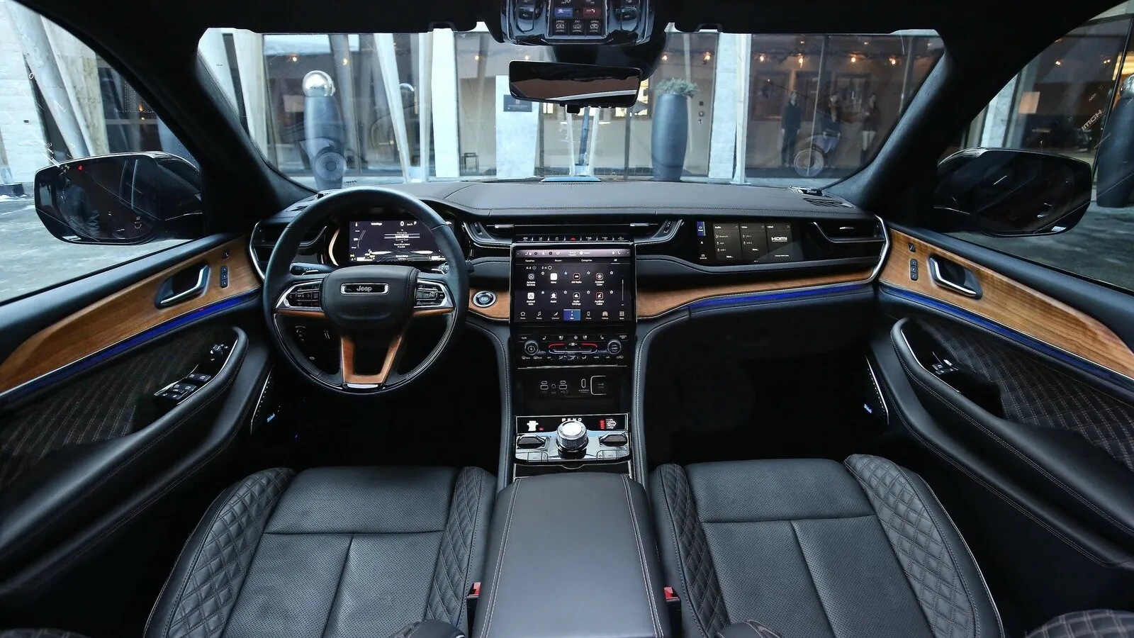 Innen betont Jeep das Design aus einem Guss, 10-Zoll-Digitalinstrumente und der 10-Zoll-Touchscrenn sind Serie, der 10,25-Zoll-Monitor auf der Beifahrerseite kommt optional ins große SUV.
